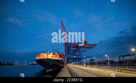 Hamburg, Germany. 16th July, 2020. A fully loaded ship is moored at Container Terminal Altenwerder in the Port of Hamburg. Credit: Daniel Reinhardt/dpa/Alamy Live News Stock Photo