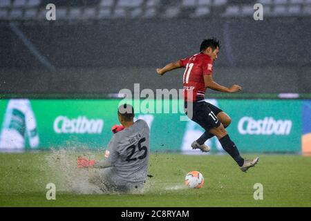 Beijing, China's Jiangsu Province. 26th July, 2020. Wu Qing (R) of Chongqing Dangdai Lifan breaks through during the first round match between Chongqing Dangdai Lifan and Beijing Guoan at the postponed 2020 season Chinese Football Association Super League (CSL) Suzhou Division in Suzhou, east China's Jiangsu Province, July 26, 2020. Credit: Li Bo/Xinhua/Alamy Live News Stock Photo