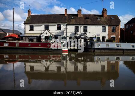 The Cape of Good Hope pub reflected in the Grand Union Canal, Warwick, Warwickshire, UK Stock Photo
