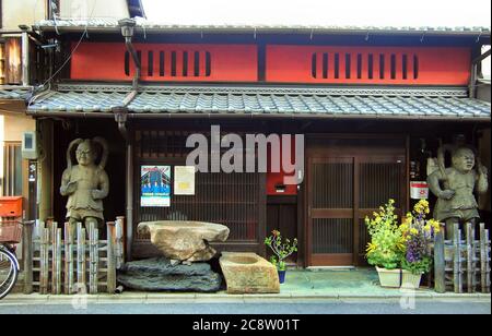 'Kyomachiya, traditional wooden urban houses typical of the ancient city of Kyoto Stock Photo