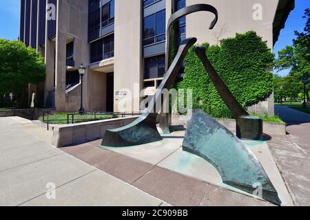 Chicago, Illinois, USA. The sculpture 'Dialogo' by Virgino Ferrari outside Albert Pick Hall of International Studies at the University of Chicago. Stock Photo