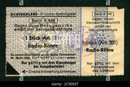 Europa, Deutschland, 2. Weltkrieg, Nachkriegszeit, Britisches Kontrollgebiet, Bezugskarte für 1 Radioröhre , Größe 7,5 cm x 4 cm, Rechte werden nicht vertreten .  /  Europe, Germany, Second World War, postwar period, British occupation zone, ration card for one radio valve , size 7,5 cm x 5 cm , there are no rights . Stock Photo