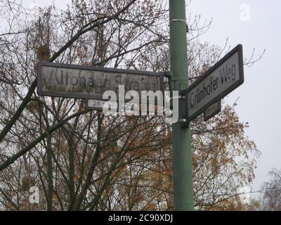 Ausgeblichene Straßen-Schilder in Berlin: Altonaer Straße Ecke Grünhofer Weg in Berlin-Spandau