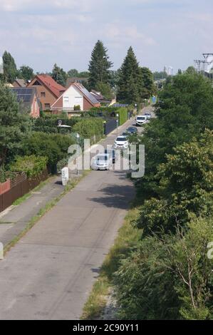 Die Straße Eichholzbahn in Berlin-Staaken, Blick von der Fußgängerbrücke, dem Winterhuder Steg, Richtung Osten Stock Photo