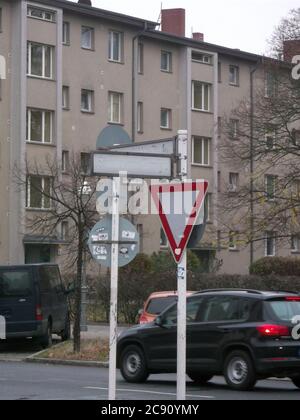 Ausgeblichene Straßen-Schilder in Berlin: Staakener Straße Ecke Seegefelder Straße