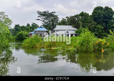 Dhaka, Dhaka, Bangladesh. 27th July, 2020. Houses are seen under floodwaters at Sreenagar in Munshiganj near Dhaka, Bangladesh on July 27, 2020. Credit: Zabed Hasnain Chowdhury/ZUMA Wire/Alamy Live News Stock Photo