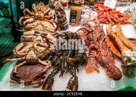 frischer Fisch in der Markthalle La Boqueria,  Mercat de la Boqueria, Barcelona, Spanien | Mercat de la Boqueria, fresh fish, seefood,  Market hall, B Stock Photo
