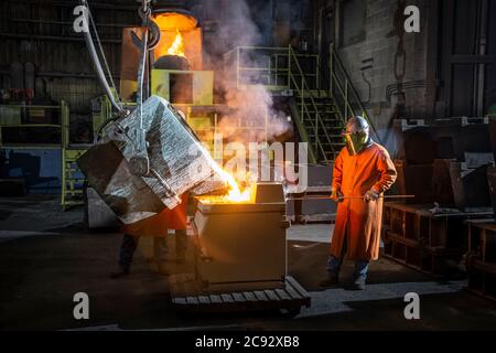Pouring molten iron into castings, foundry, Pennsylvania, USA Stock Photo