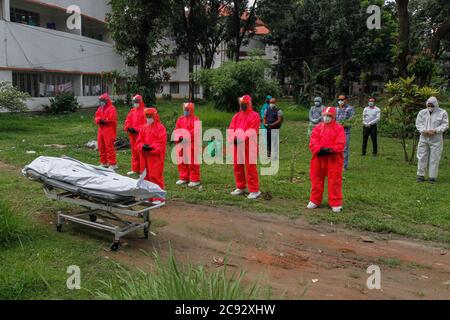 Dhaka. 28th July, 2020. Volunteers perform funeral ritual of a COVID-19 victim at a graveyard in Dhaka, capital of Bangladesh, on July 28, 2020. The death toll from COVID-19 in Bangladesh has reached 3,000, a health official announced here Tuesday. Credit: Xinhua/Alamy Live News Stock Photo