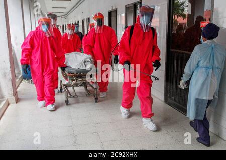 Dhaka. 28th July, 2020. Volunteers transfer the body of a COVID-19 victim at a graveyard in Dhaka, capital of Bangladesh, on July 28, 2020. The death toll from COVID-19 in Bangladesh has reached 3,000, a health official announced here Tuesday. Credit: Xinhua/Alamy Live News Stock Photo