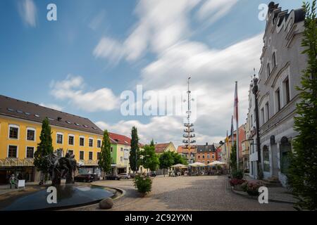 Marktplatz mit Rathaus und Maibaum in Cham in der Oberpfalz, Bayern an einem sonnigen Tag im Sommer mit Wolken am blauen Himmel Stock Photo