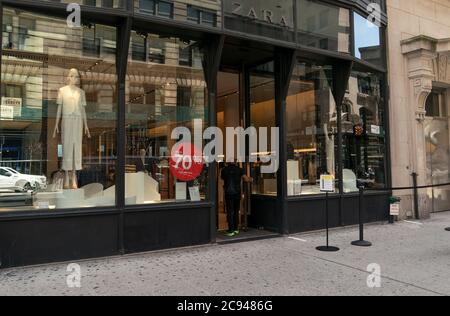 Zara store 5th avenue hi-res stock photography and images - Alamy