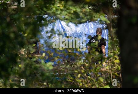 Seelze, Germany. 29th July, 2020. Policemen are standing in an allotment garden in the Hannover region. In the case of the missing little Maddie McCann, police are continuing the excavation work in an allotment garden near Hanover. Credit: Julian Stratenschulte/dpa/Alamy Live News Stock Photo