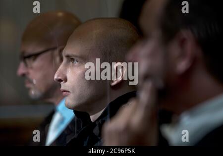 Magdeburg, Germany. 22nd July, 2020. The accused Stephan Balliet (M) sits next to his defence lawyers Hans-Dieter Weber (l) and Thomas Rutkowski in the Magdeburg Regional Court. Credit: Hendrik Schmidt/dpa-Zentralbild/Pool/dpa/Alamy Live News Stock Photo