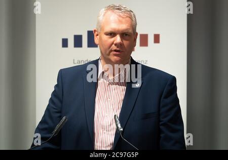 Hanover, Germany. 29th July, 2020. Lower Saxony's Minister of Science Björn Thümler (CDU) gives a press conference in the Lower Saxony State Parliament on the initiative 'Digitisation at Universities'. Credit: Hilal Zcan/dpa/Alamy Live News Stock Photo