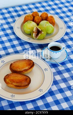 Breakfast in Salento, with typical products of the southern Italian tradition: Prickly pears, figs and Pasticciotto with cream on ceramic plates and w Stock Photo