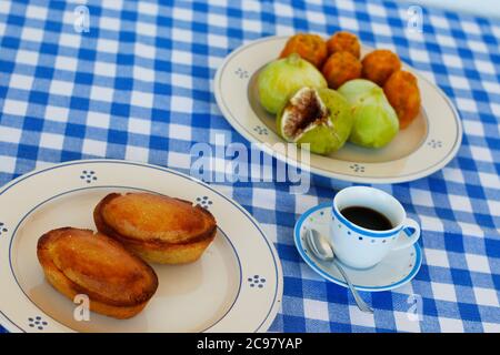 Breakfast in Salento, with typical products of the southern Italian tradition: Prickly pears, figs and Pasticciotto with cream on ceramic plates and w Stock Photo
