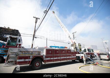 San Francisco, USA. 28th July, 2020. A fire breaks out on 14th and Folsom on July 28 in San Francisco, California. Credit: The Photo Access/Alamy Live News Stock Photo
