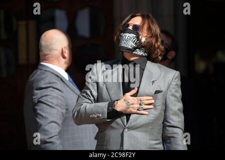 London, Grossbritannien. 28th July, 2020. Johnny Depp arriving at the High Court of Justice for his defamation lawsuit versus The Sun newspaper. London, Jul 28, 2020 | usage worldwide Credit: dpa/Alamy Live News Stock Photo