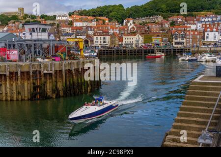 speed boat leaving scarborough Harbour Stock Photo