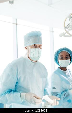 senior doctor talking with his assistants about future surgery. man giving advice to nurse in the hospital Stock Photo