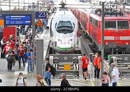 Munich, Deutschland. 29th July, 2020. Mask requirement in public transport. Munich Central Station on July 29, 2020. Passengers go with face mask, mask after the arrival of a train on the platform and through the station concourse, mouth-nose protection Credit: dpa/Alamy Live News