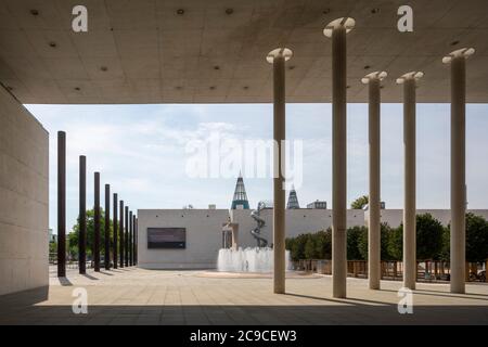 Bonn, Museumsmeile, Kunstmuseum Bonn, 1992 von Axel Schultes erbaut, Blick auf die Bundeskunsthalle 1989-1992 von Gustav Peichl