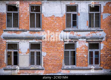 28 July 2020, Mecklenburg-Western Pomerania, Wismar: Vacant and partially destroyed apartment buildings can be found in the street Platter Kamp. Photo: Jens Büttner/dpa-Zentralbild/ZB Stock Photo