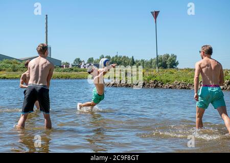 Wageningen, Netherlands. 31st July, 2020. WAGENINGEN, 31-07-2020, Neder-Rijn Dutchnews, People enjoy by the river Neder-Rijn, mensen genieten aan de rivier de Neder-Rijn Credit: Pro Shots/Alamy Live News Stock Photo