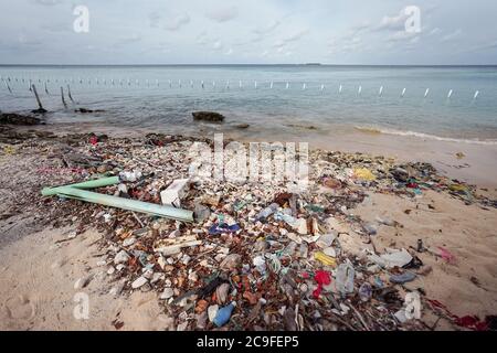 Bodufolhudhoo / Maldives: garbage and plastics on beach of inhabited island in Maldives Stock Photo