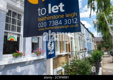 LONDON- JULY, 2020: Featherstone Leigh estate agency 'To Let' sign board on street of houses in Kensington Stock Photo