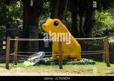 Modelli di animali di mattoni di lego di grandi dimensioni al Marwell Zoo,  Regno Unito, un percorso di attività per bambini. Un modello gecko Foto  stock - Alamy