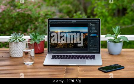 MacBook Pro Office イラレ フォトショ付き home-office-with-laptop-apple-