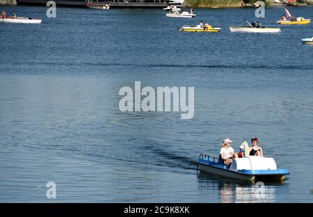 Vienna, Austria. 31st July, 2020. People enjoy boating on the Old Danube in Vienna, Austria, on July 31, 2020. The Old Danube, a centrally located recreational area in Vienna, is popular among Viennese in summer. Credit: Guo Chen/Xinhua/Alamy Live News Stock Photo
