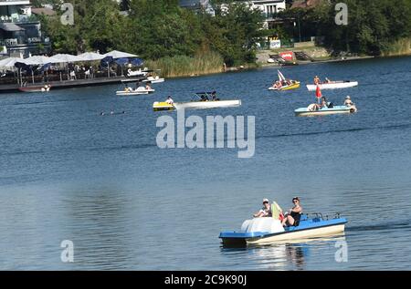 Vienna, Austria. 31st July, 2020. People enjoy boating on the Old Danube in Vienna, Austria, on July 31, 2020. The Old Danube, a centrally located recreational area in Vienna, is popular among Viennese in summer. Credit: Guo Chen/Xinhua/Alamy Live News Stock Photo