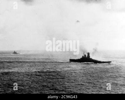 Japanese battleship Yamato underway during the Battle off Samar, 25 October 1944 Stock Photo