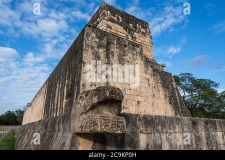 The Upper Temple of the Jaguar overlooking the Great Ball Court in the ruins of the great  Mayan city of Chichen Itza, Yucatan, Mexico.  In front is a Stock Photo