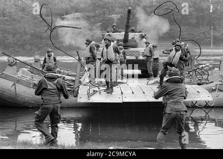 Italian Army, Ticino river crossing exercise with Leopard tanks on a boat bridge (May 1989) Stock Photo