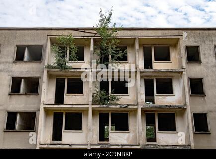 Elstal, Germany. 27th July, 2020. View of a former Soviet Army housing block on the site of the Olympic village in Elstal, Brandenburg. Since January 2019, property developer terraplan from Nuremberg has been refurbishing the listed Speisehaus der Nationen including the former boiler house, the future Haus Central. Furthermore, further new residential buildings are being constructed around these buildings. A total of around 365 apartments will be built in the first construction phase until 2022. Credit: Paul Zinken/dpa-Zentralbild/ZB/dpa/Alamy Live News Stock Photo