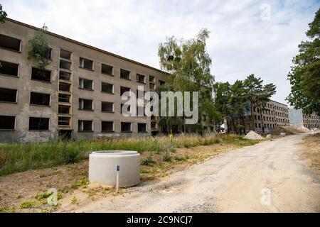 Elstal, Germany. 27th July, 2020. View of former residential blocks of the Soviet army on the grounds of the Olympic village in Elstal in Brandenburg. Since January 2019, property developer terraplan from Nuremberg has been refurbishing the listed Speisehaus der Nationen including the former boiler house, the future Haus Central. Furthermore, further new residential buildings are being constructed around these buildings. A total of around 365 apartments will be built in the first construction phase until 2022. Credit: Paul Zinken/dpa-Zentralbild/ZB/dpa/Alamy Live News Stock Photo