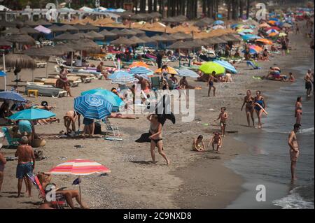 Malaga, Spain. 1st Aug, 2020. A general view of El Bajondillo beach of Torremolinos as people enjoy the good weather during a hot summer day.The first heavy heat wave hits the country with high temperatures. In Andalusia, according to the Spanish Meteorology Agency, majority of the cities are in orange warning with temperatures over 40 degrees Celsius during the weekend. Credit: Jesus Merida/SOPA Images/ZUMA Wire/Alamy Live News Stock Photo