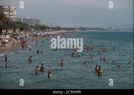 Malaga, Spain. 1st Aug, 2020. A general view of El Bajondillo beach of Torremolinos as people enjoy the good weather during a hot summer day.The first heavy heat wave hits the country with high temperatures. In Andalusia, according to the Spanish Meteorology Agency, majority of the cities are in orange warning with temperatures over 40 degrees Celsius during the weekend. Credit: Jesus Merida/SOPA Images/ZUMA Wire/Alamy Live News Stock Photo