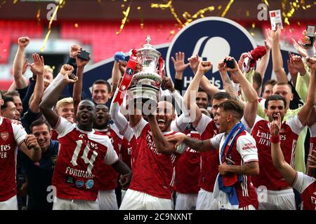 Arsenal players celebrate with the trophy after the FA Cup Final... Photo d'actu