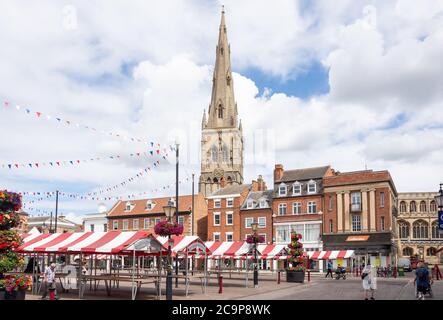 Market stalls and Church of St Mary Magdalene, Market Place, Newark-on-Trent, Nottinghamshire, England, United Kingdom Stock Photo
