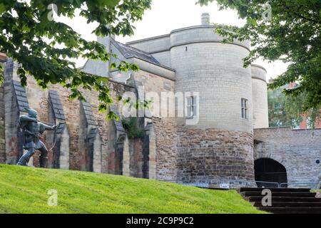 Robin Hood Statue and Castle Gate House, Nottingham Castle, Castle Road, Nottingham, Nottinghamshire, England, United Kingdom Stock Photo