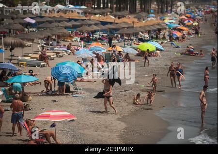 Malaga, Spain. 01st Aug, 2020. A general view of El Bajondillo beach of Torremolinos as people enjoy the good weather during a hot summer day.The first heavy heat wave hits the country with high temperatures. In Andalusia, according to the Spanish Meteorology Agency, majority of the cities are in orange warning with temperatures over 40 degrees Celsius during the weekend. Credit: SOPA Images Limited/Alamy Live News Stock Photo
