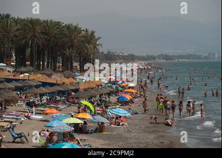 Malaga, Spain. 01st Aug, 2020. A general view of El Bajondillo beach of Torremolinos as people enjoy the good weather during a hot summer day.The first heavy heat wave hits the country with high temperatures. In Andalusia, according to the Spanish Meteorology Agency, majority of the cities are in orange warning with temperatures over 40 degrees Celsius during the weekend. Credit: SOPA Images Limited/Alamy Live News Stock Photo
