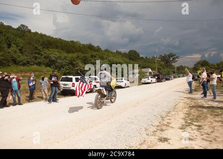 Zinc, Arkansas, USA. 2nd Aug, 2020. Aug. 2, 2020: Protesters cheer on a member of the opposition who came to them for some bbq. A variety of groups including Ozarks Hate Watch and Bridge the Gap NWA are marching on Zinc, AR, in a historic march (never before has Zinc had a march of Black groups). Zinc is home of Thomas Robb, who is the grandwizard of the KKK. Credit: Leslie Spurlock/ZUMA Wire/Alamy Live News Stock Photo