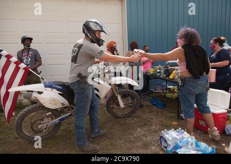 Zinc, Arkansas, USA. 2nd Aug, 2020. Aug. 2, 2020: Protesters serve bbq to the opposition. A variety of groups including Ozarks Hate Watch and Bridge the Gap NWA are marching on Zinc, AR, in a historic march (never before has Zinc had a march of Black groups). Zinc is home of Thomas Robb, who is the grandwizard of the KKK. Credit: Leslie Spurlock/ZUMA Wire/Alamy Live News Stock Photo