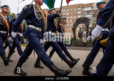 Ryazan, Russia. 2nd of August, 2020 Cadets of the Ryazan Guards Higher Airborne Command School walk past the monument to General Vasily Margelov on the Paratroopers Day in the center of Ryazan town, Russia Stock Photo